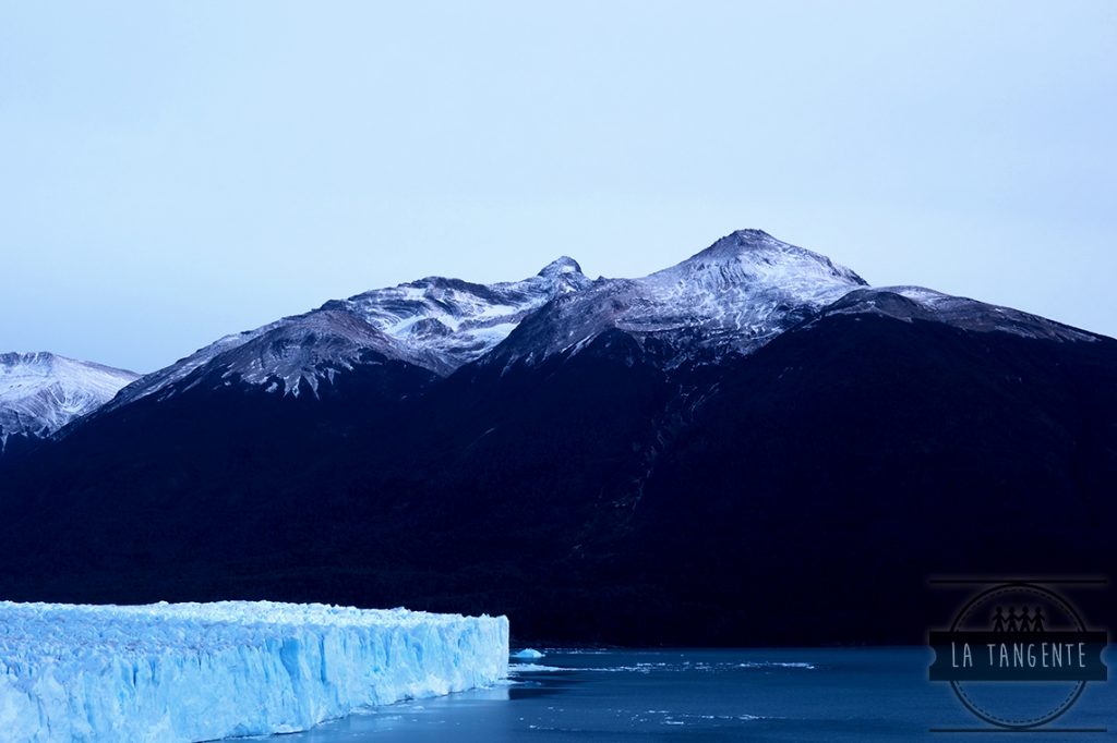 Perito Moreno devant les montagnes